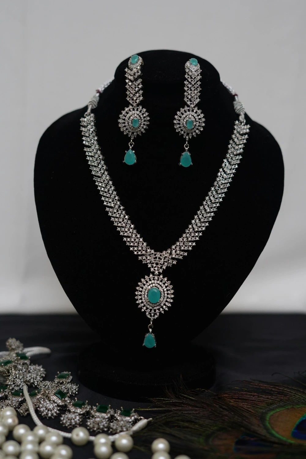 Necklace with earrings in turquoise color
