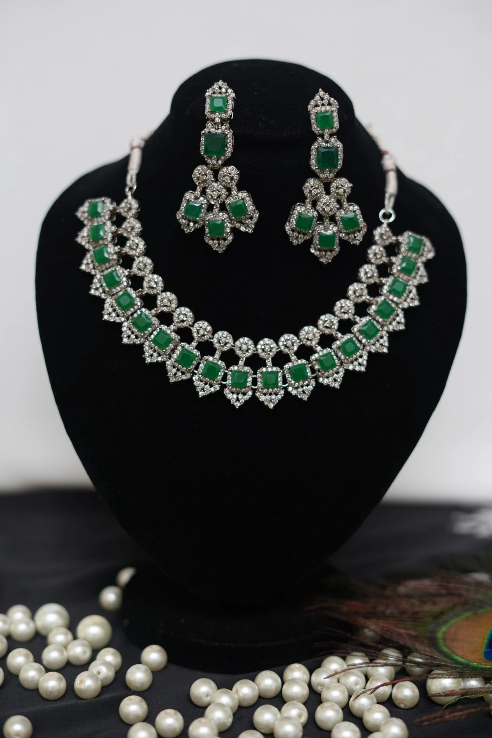 Necklace wIth earrings in light green color